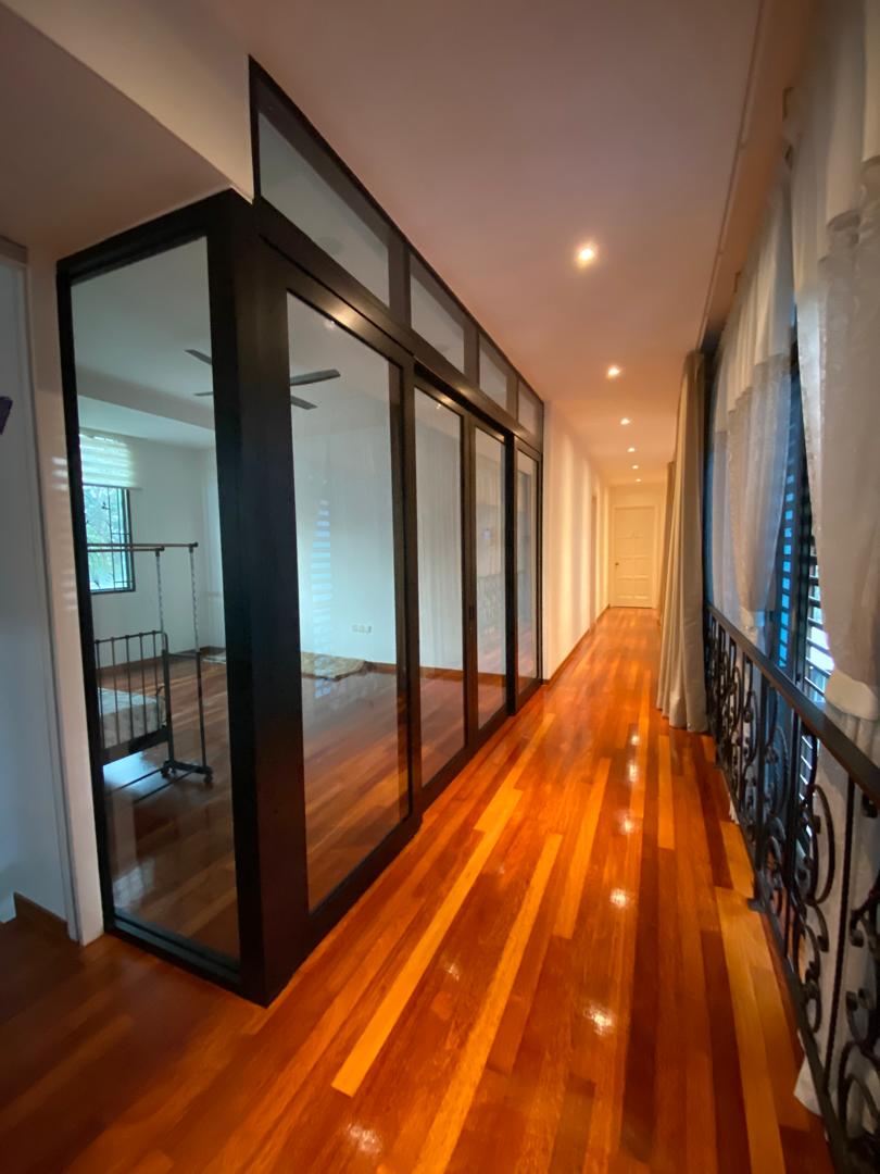 Top Hanging Trackless Door Features